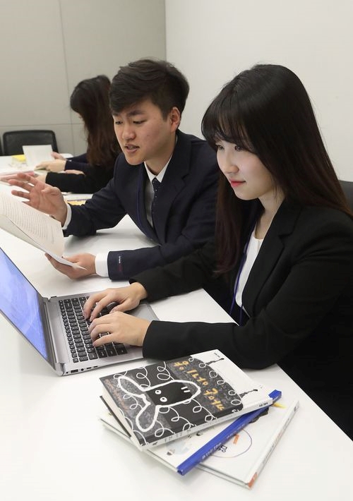 KT, 국립서울맹학교에 점자책 200여권 기증