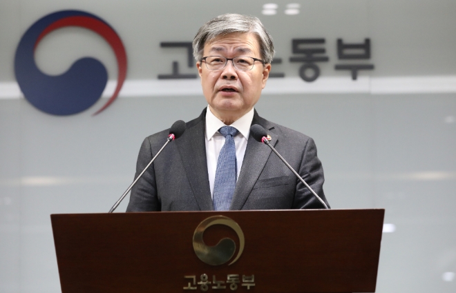 7일 이재갑 고용노동부 장관이 정부서울청사에서 최저임금 제도 개편 초안을 발표했다. 사진=뉴시스