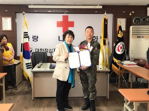 사진=왼쪽부터 더불어민주당 정춘숙 의원이 김동진 부사관에게 정춘숙 국회의원 표창장을 전달하고 있다