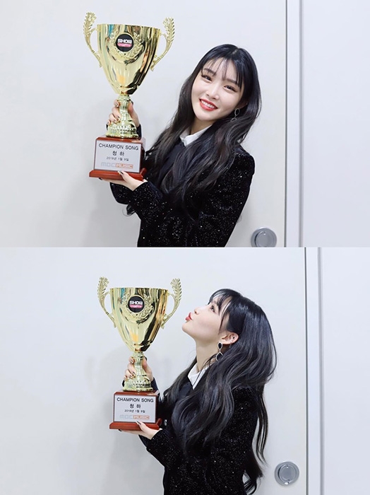 청하, ‘벌써 12시’로 솔로 첫 음악방송 1위...“엄마 딸 상 탔어요!”