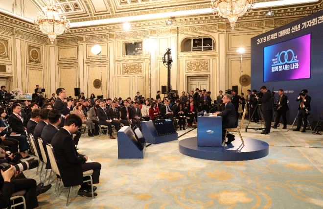 문재인 대통령이 10일 청와대 영빈관에서 '2019 문재인 대통령 신년기자회견'을 하고 있다. 사진=뉴시스