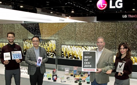 LG전자의 LG 시그니처 올레드 TV R가 주요 CES 어워드에서 수상했다