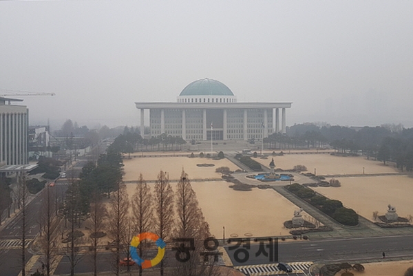 최악의 미세먼지로 '고농도 미세먼지 비상저감조치'가 시행된 14일 오전 서울 여의도 국회의사당 주변이 미세먼지로 뿌옇게 보이고 있다.
