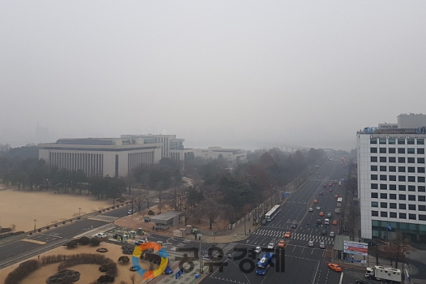 미세먼지에 갇힌 국회의사당 주변