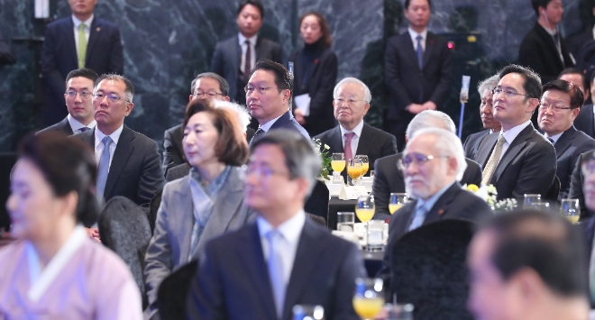 2일 서울 여의도 중소기업중앙회에서 열린 2019 기해년 신년회에서 이재용 삼성전자 부회장, 최태원 SK그룹 회장, 정의선 현대차그룹 부회장, 구광모 LG그룹 회장이 문재인 대통령의 신년인사를 듣고 있다. 사진=뉴시스