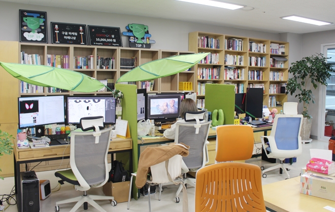 자라나는 씨앗 사무실에 존재하는 많은 책들.