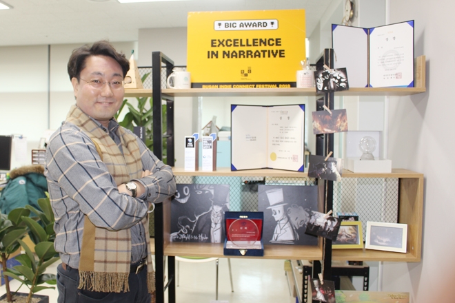 '지킬 앤 하이드'로 받은 상과 팬들이 보내준 선물을 모아둔 김효택 대표.