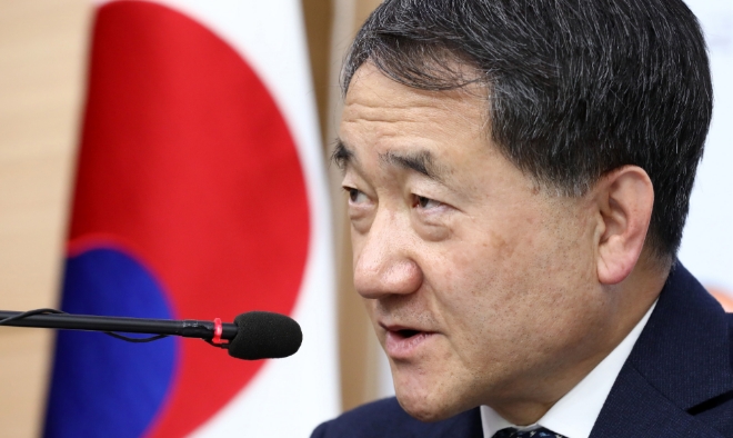 15일 보건복지부와 국민연금공단은 이달부터 국민연금 수급자 452만명이 물가변동률이 반영된 월 평균 5천690원 오른 국민연금을 받게 된다고 밝혔다. 사진은 박능후 보건복지부장관 사진=뉴시스