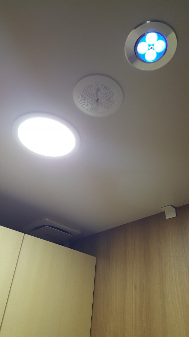 부천중동리딩뱅크 독서실 1인실 천정(파란색이 산소발생기)