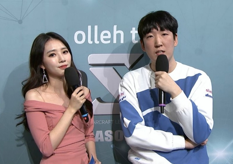 방송 인터뷰에 임하고 있는 장윤철(오른쪽, 사진=아프리카TV 생중계 화면 캡처).