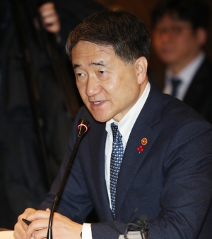 16일 박능후 보건복지부 장관은 국민연금 기금운영위원회에 참석해 대한항공 및 한진칼에 대해 적극적인 주주권을 행사하기로 결정했다. 사진=뉴시스