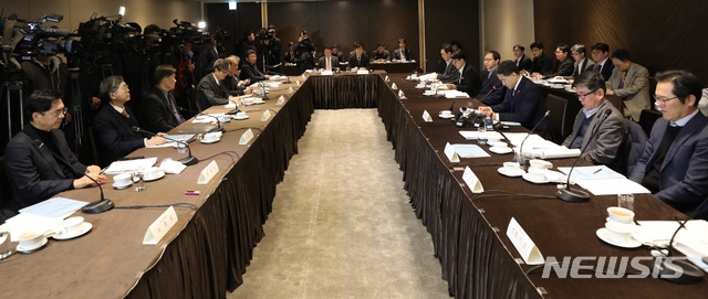 박능후 보건복지부 장관이 주재하는 2019년도 제1차 국민연금기금운용위원회가 16일 오전 서울 중구 더 플라자호텔에서 열리고 있다./사진=뉴시스