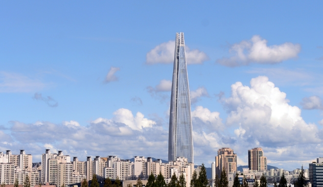 17일 대법원은 롯데물산에 도로 점용료 64억여원을 부과한 송파구청의 행위가 정당하다고 판결했다.   사진=뉴시스