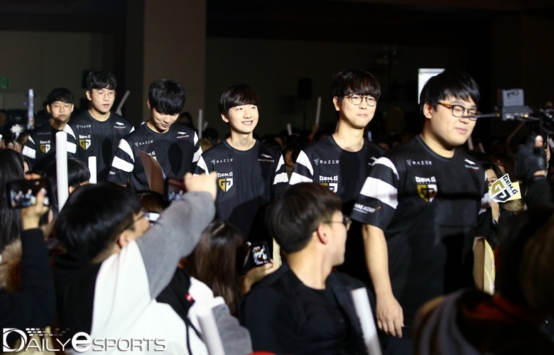 리그 오브 레전드 KeSPA컵 결승전에서 입장하고 있는 젠지 e스포츠 선수들.