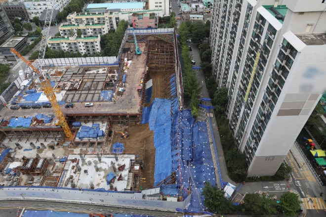 18일 경찰은 지난해 8월말 서울 금천구 가산동 오피스텔 공사장 인근 땅꺼짐 현상과 관련해 시공사인 대우건설 관계자 등을 기소의견으로 검찰에 송치했다.  사진=뉴시스
