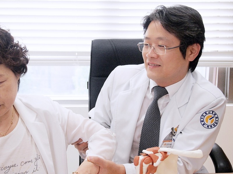 사진=어깨 통증을 호소하는 중년 여성 환자를 진료하고 있다. / 제공=강남 연세사랑병원