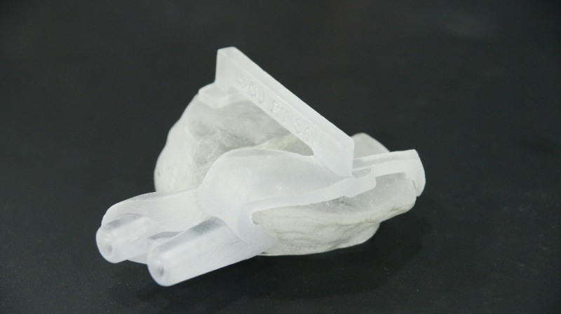 사진=3D 프린터로 출력한 무릎 아랫뼈 모형과 수술도구