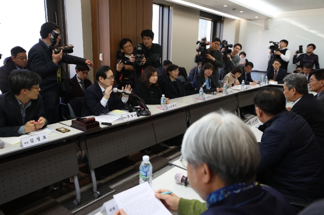 류장수(왼쪽 두 번째) 최저임금위원회 위원장이 18일 오전 서울 종로구 S타워에서 열린 '최저임금 결정구조 개편' 관련 1차 전원회의에서 사용자측 박복규 위원의 '류 위원장 사퇴와 사과발언'을 중단해 줄 것을 요구하고 있다. 사진=뉴시스