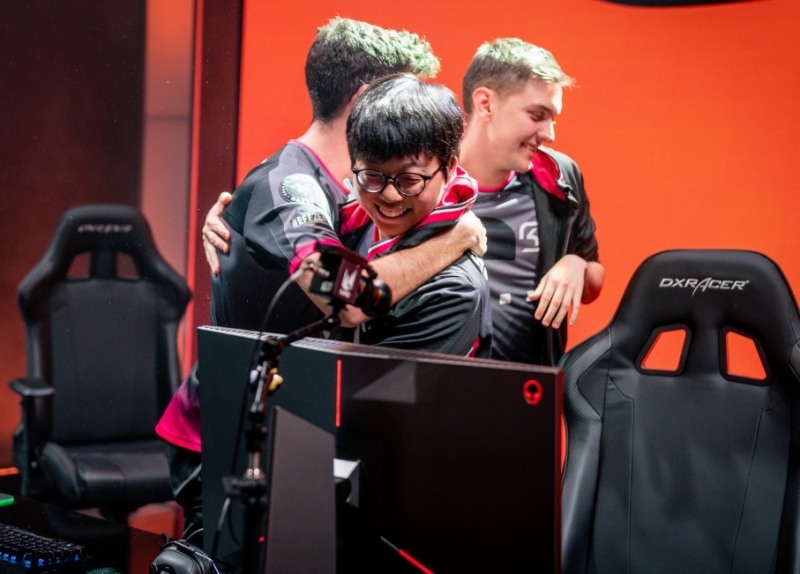 프나틱을 무너뜨린 SK게이밍 선수들이 환호하고 있다(사진=라이엇 게임즈 제공).