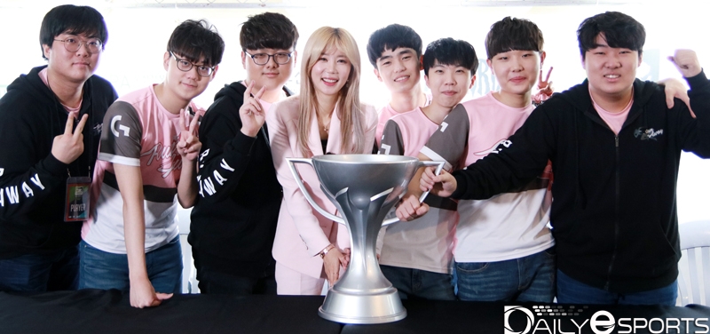 우승을 차지한 러너웨이. 왼쪽부터 '노루' 김재동 코치, 'QoQ' 유성준, '슈이' 이동재, '꽃빈' 이현아 게임단주, '이재곤' 이재곤, '강남진' 강남진, '희수' 정희수, '매그' 김태성.