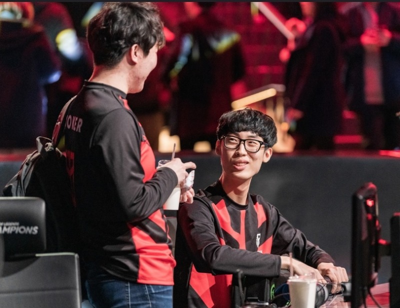 샌드박스의 2세트 승리를 이끈 주역인 '온플릭' 김장겸(오른쪽, 사진=라이엇 게임즈 제공).