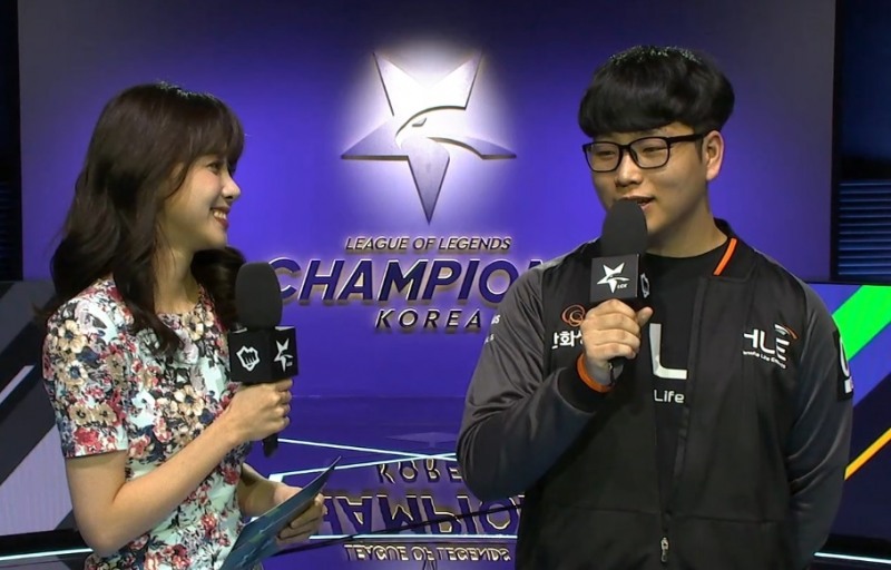 한화생명e스포츠의 미드 라이너 '라바' 김태훈이 방송 인터뷰를 하고 있다(사진=생중계 화면 캡처).