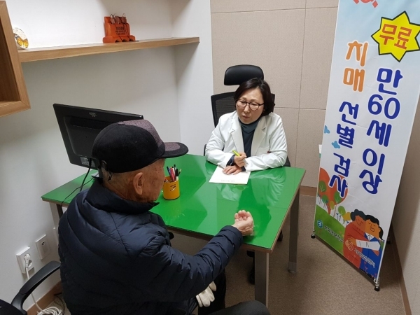 충남 부여군 치매안심센터는 농한기를 맞이해 마을회관, 독거노인가정 등을 방문하여 치매예방교육 및 치매선별검사를 무료로 시행하고, 치매고위험군(만 75세 진입자, 만 75세 이상 독거노인)에게 치매조기검진안내문을 발송하여 치매검진을 독려하고 있다.  사진=부여군