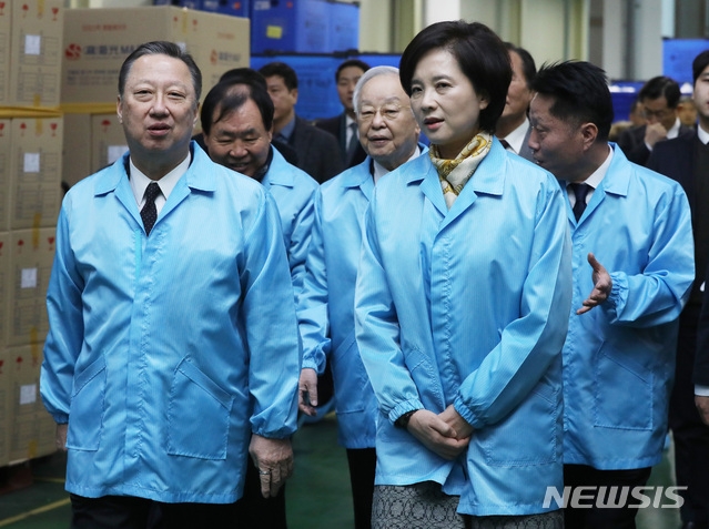 유은혜 사회부총리 겸 교육부 장관, 박용만 대한상공회의소 회장, 손경식 경영자총협회 회장이 21일 오전 경기 부천시 신광엠앤피를 방문해 현장을 견학하고 있다. 이번 현장 방문은 정부, 산업계, 교육계가 협력해 고졸취업을 활성화하기 위해 진행됐다. 사진=뉴시스