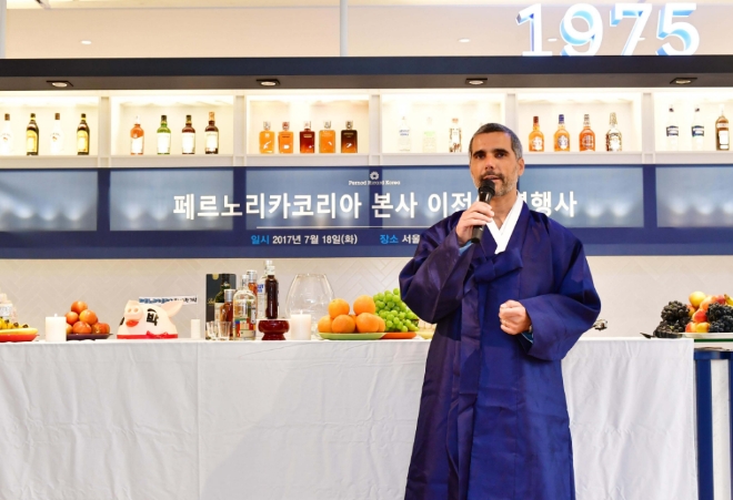 22일 고용노동부는 양주 '엠페리얼'을 제조하는 페르노리카코리아의 부당노동행위가 인정됐다며 해당 사안을 검찰에 기소의견으로 송치했다고 밝혔다. 사진은 장투불 페르노리카코리아 사장 사진=뉴시스