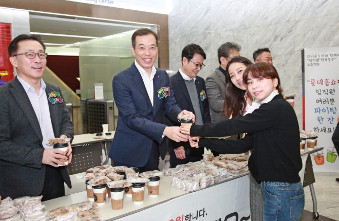 이완신 대표(왼쪽 두 번째)가 출근하는 직원들에게 다과를 나눠주고 있다. 사진=롯데홈쇼핑