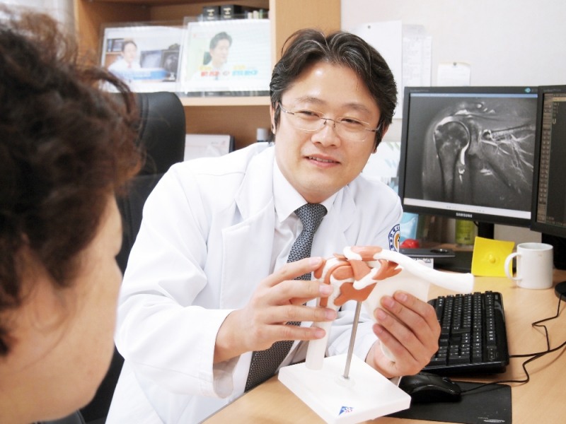 중장년에게 잦은 회전근개파열 "줄기세포 치료"로 재파열 낮춘다