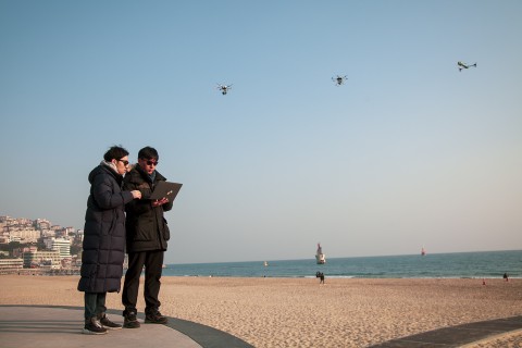 SK텔레콤이 해운대 해수욕장에서 드론으로 조난자 위치 수색 시연을 하고 있다