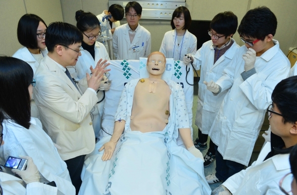 예비의대생 캠프에서 참가 고등학생이 의학용 더미를 통해 의사 활동을 실습하고 있다. 사진=뉴시스