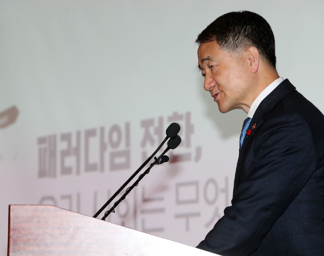 박능후 보건복지부 장관이 24일 오전 서울 마포구 서울가든호텔에서 열린 저출산·고령사회위원회 민간위원 전체 워크숍에서 '패러다임의 전환, 우리 사회는 무엇을 할 것인가?'라는 주제로 기조강연을 하고 있다. 사진=뉴시스