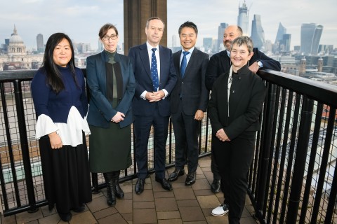 (왼쪽부터)이숙경 테이트 모던 국제 미술 수석 큐레이터, 아나 커틀러 테이트 교육·리서치 디렉터, 라이오넬 바버 테이트 이사회 의장, 현대자동차 고객경험본부장 조원홍 부사장, 아킴 보르하르트흄 테이트 모던 전시·프로그램 총괄, 프란시스 모리스 테이트 모던 관장이 기념촬영을 하고 있다(사진제공: © Matt Stokes for Miranda Parry Photography)