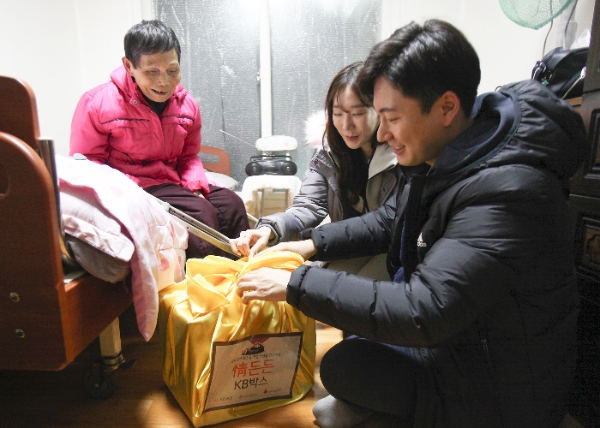 KB증권 신입사원, 설 맞아 어르신들에게 명절 음식 전달