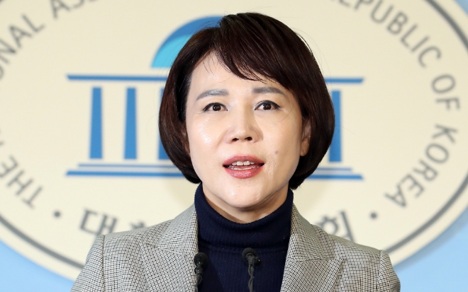 25일 전현희 더불어민주당 택시‧카풀 TF 위원장은 이날 브리핑을 통해 "택시와 플랫폼 기술을 결합한 서비스 제공 방안을 먼저 검토하겠다"고 밝혔다.  사진=뉴시스