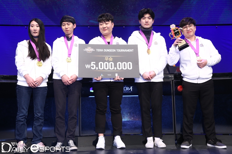 테라 던전 토너먼트 결승전에서 우승을 차지한 우리는빡빡이다.