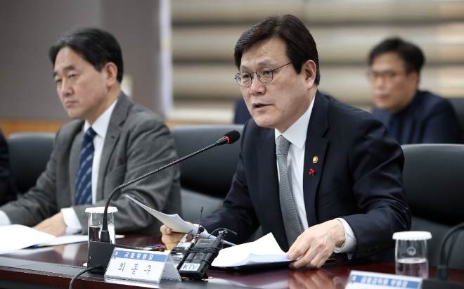 최종구 금융위원장이 25일 오후 서울 종로구 정부서울청사 금융위원회에서 금융협회 및 금융회사 관계자들이 참석한 가운데 열린 가계부채관리 점검회의에서 모두발언을 하고 있다. 사진=뉴시스