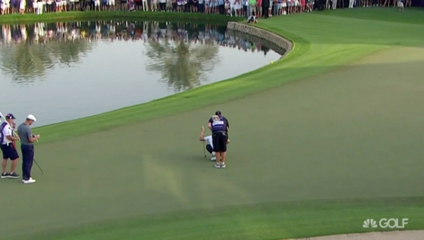 새 규정 위반 문제가 된 장면. 퍼트를 준비하고 있는 하오퉁과 그의 캐디. 사진=골프채널 영상 캡처