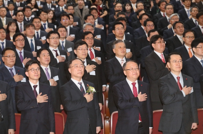 홍남기 부총리 겸 기획재정부 장관(왼쪽 두번째)과 한승희 국세청장(왼쪽 세번째)이 28일 정부세종2청사 국세청에서 열린 전국세무관서장회의에서 국민의례를 하고 있다. 사진=뉴시스