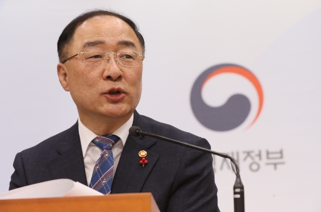 홍남기 부총리 겸 기획재정부 장관이 29일 오전 정부세종청사에서 예비타당성조사 면제 사업을 발표한 뒤 기자들의 질문에 답하고 있다. 사진=뉴시스