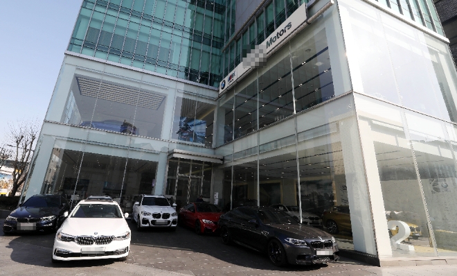 서울 서초구 BMW 전시장 및 서비스센터 앞에는 BMW 차량이 주차돼 있다. 사진=뉴시스