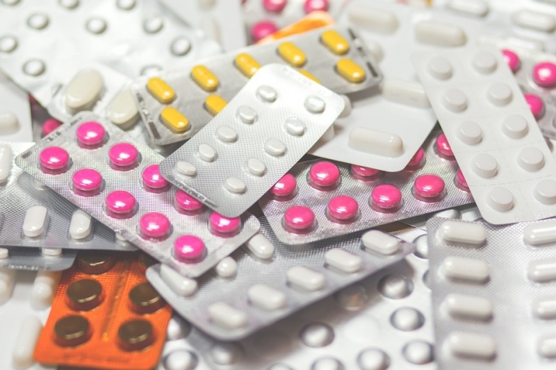 만성질환으로 많은 약을 복용하는 노인들의 의약품 안전사용을 위해 전문약에 대한 정보제공이 필요하다는 주장이 제기됐다. 사진=pixabay