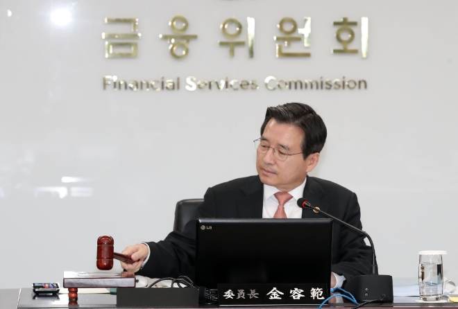 금융위원회 부위원장 겸 증권선물위원회 위원장이 10월 31일 오전 서울 종로구 정부서울청사 금융위원회 대회의실에서 열린 삼성바이오로직스 분식회계 재감리 심의에 참석해 의사봉을 두드리고 있다. 사진=뉴시스