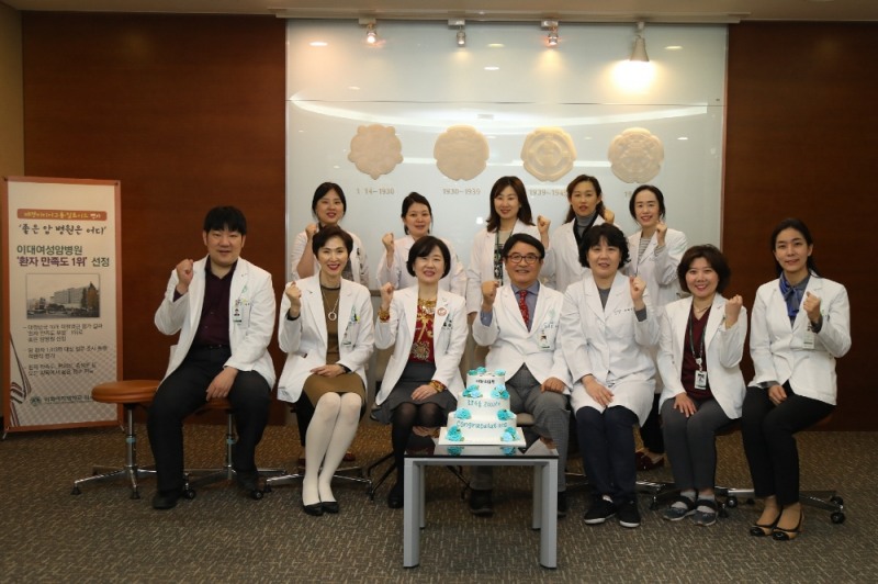 사진 앞줄 왼쪽부터 외과 권형주 교수, 이선영 이대목동병원 진료부원장, 한종인 이대목동병원장, 백남선 이대여성암병원장, 문혜성 이대서울병원 로봇수술센터장, 정경아 이대목동병원 로봇수술센터장, 산부인과 이사라 교수 등이 로봇수술 2,000례 돌파 기념촬영을 하고 있다.