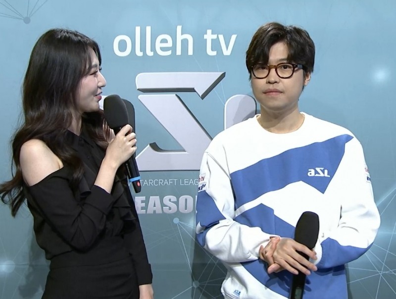 방송 인터뷰에 응하고 있는 김민철(오른쪽, 사진=아프리카TV 생중계 캡처).