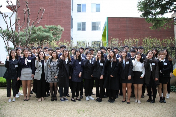 (사진=오뚜기재단 장학생 기념 사진)