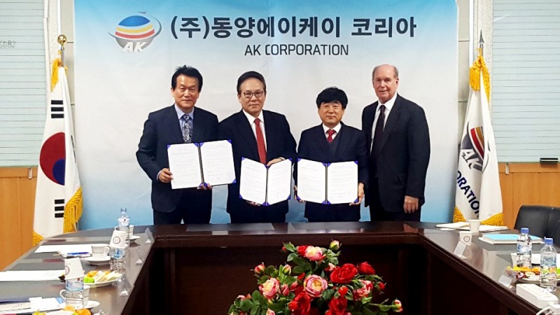 사진=좌측부터 마린윈드파워 박주원 대표, 엠블록체인 마이클 최 회장, AK 김윤중 회장, 엠블록체인 로버트 스위프트 대표