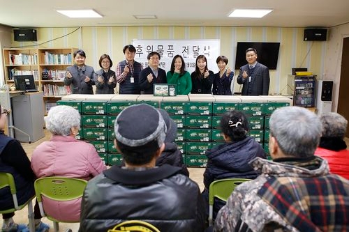 매일유업 임직원들은 지난 30일 종로구 창신동에 위치한 종로종합사회복지관을 방문해 웰에이징 영양설계 브랜드 '셀렉스' 선물세트 150개를 전달했다. 사진=매일유업